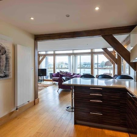 Otters Holt Villa Somerford Keynes Exterior photo