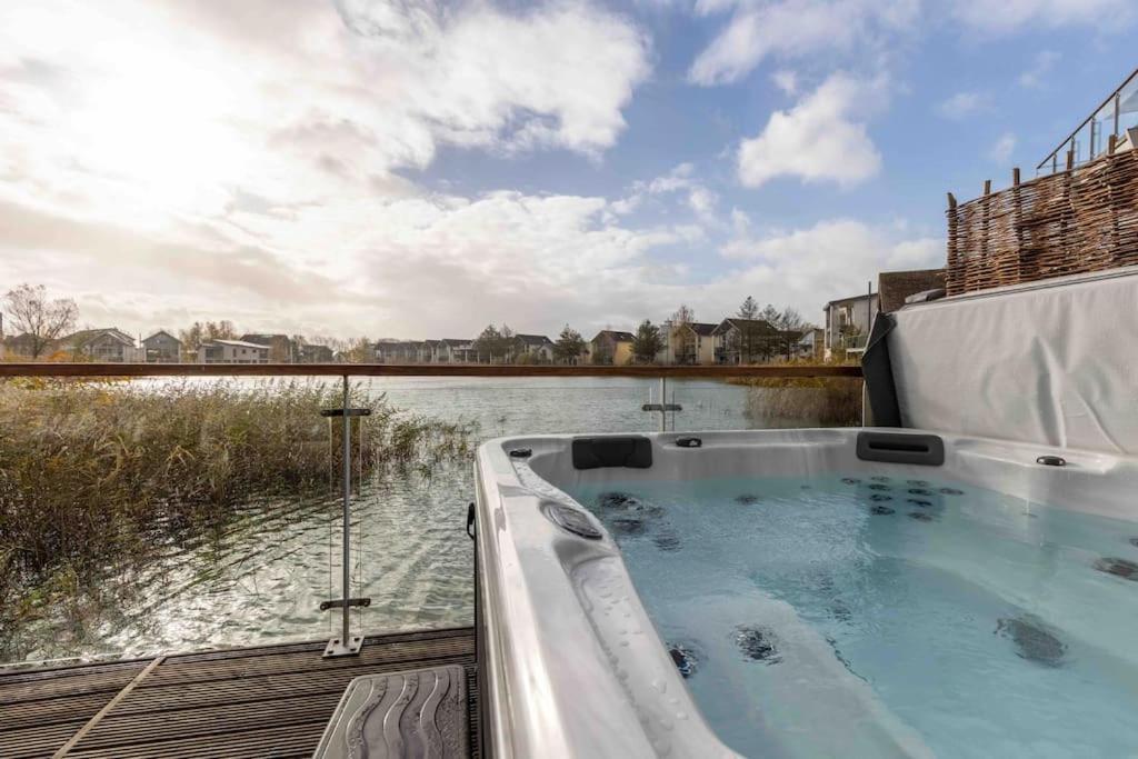 Otters Holt Villa Somerford Keynes Exterior photo