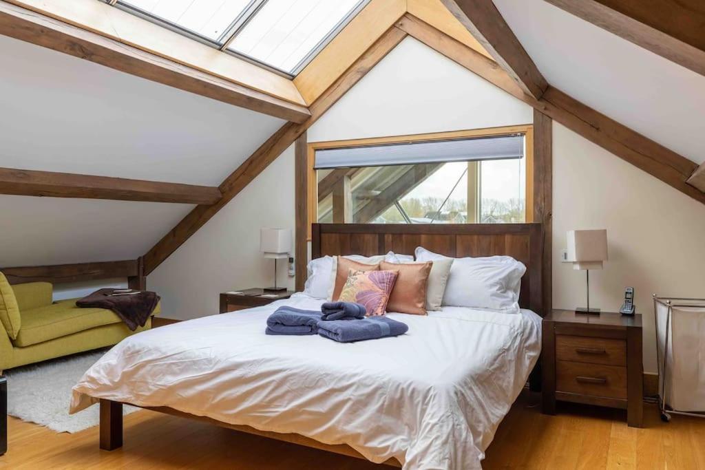 Otters Holt Villa Somerford Keynes Exterior photo