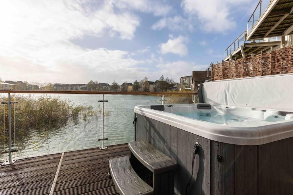 Otters Holt Villa Somerford Keynes Exterior photo